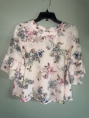 Urban Romantics Pink Floral Flutter Bell Sleeve Short sleeve Top size Medium